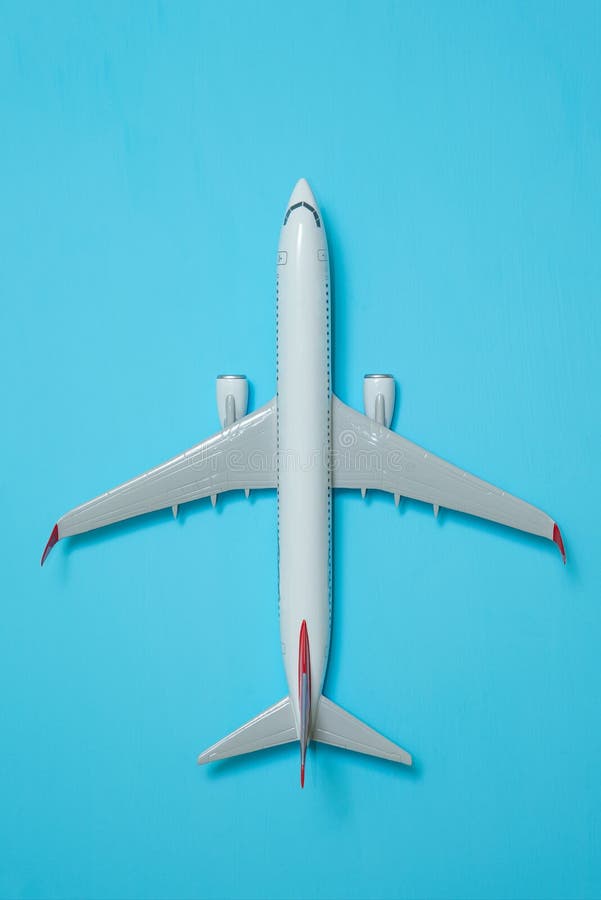 Avion blanc sur un bleu photo libre de droits Avion blanc sur un bleu photo libre de droits