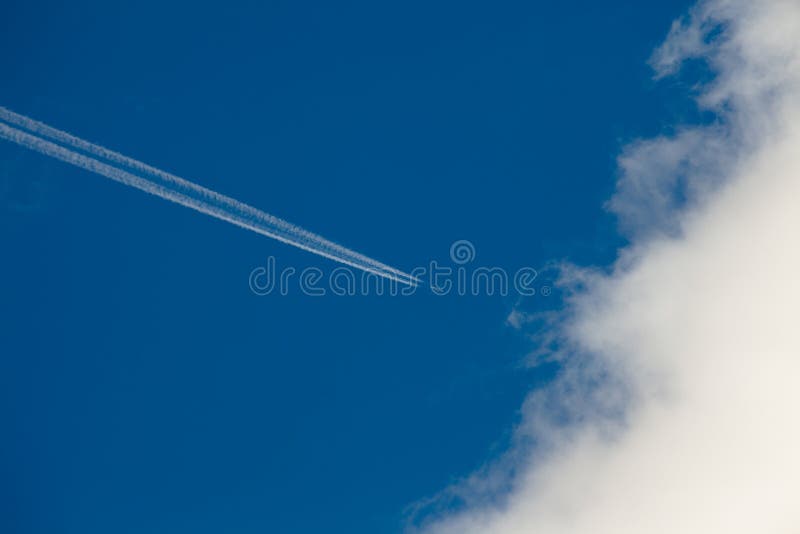 Avion, chemin de condensation, et nuage