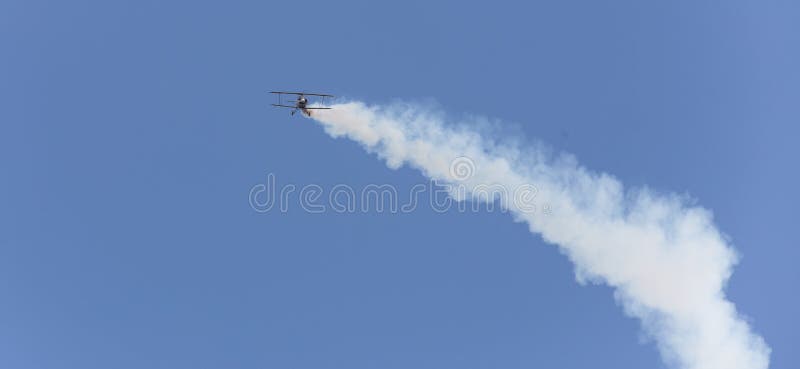 Download Avion D'insecte De Cascade Dans Le Ciel Image stock - Image du spécial, petit: 76081205