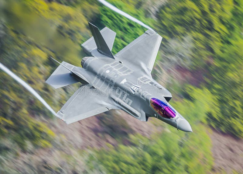 Avion de chasse moderne de discrétion de stupéfaction photographie stock libre de droits Avion de chasse moderne de discrétion de stupéfaction photographie stock libre de droits