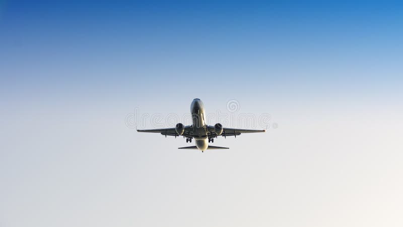 Avion de passager passe-bas sur le ciel photographie stock Avion de passager passe-bas sur le ciel photographie stock
