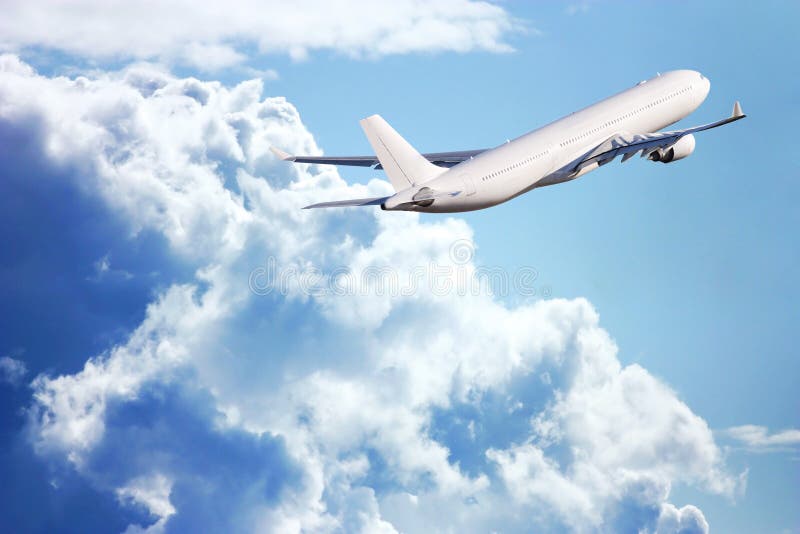 Avion de passagers dans le ciel parmi les nuages Le concept des vacances et du voyage image stock Avion de passagers dans le ciel parmi les nuages Le concept des vacances et du voyage image stock