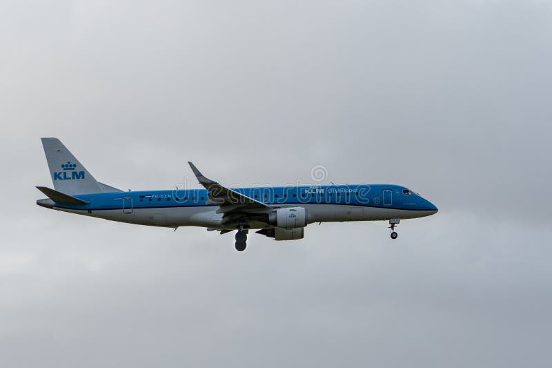 Avion de passagers de KLM Cityhopper Embraer ERJ-190STD PH-EZN décollant de l'aéroport d'Amsterdam Schiphol photo stock Avion de passagers de KLM Cityhopper Embraer ERJ-190STD PH-EZN décollant de l'aéroport d'Amsterdam Schiphol photo stock