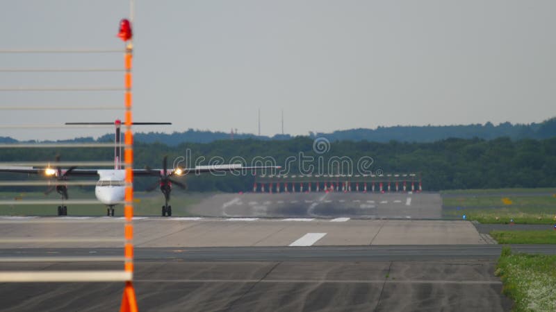 Avion de turbopropulseur ralentissant après le débarquement