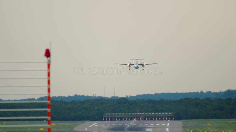 Avion de turbopropulseur à l'approche finale pour le débarquement