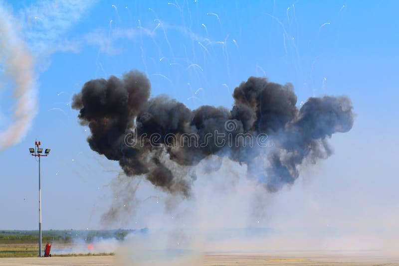 Avion des yaks 52 de l'équipe Iacarii Acrobati exécutant un vol de démonstration avec des effets pyrotechniques chez Timisoara Ai photographie stock Avion des yaks 52 de l'équipe Iacarii Acrobati exécutant un vol de démonstration avec des effets pyrotechniques chez Timisoara Ai photographie stock