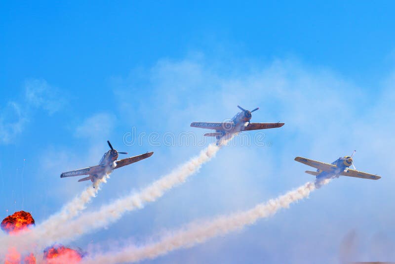 Avion des yaks 52 de l'équipe Iacarii Acrobati exécutant un vol de démonstration avec des effets pyrotechniques chez Timisoara Ai photographie stock Avion des yaks 52 de l'équipe Iacarii Acrobati exécutant un vol de démonstration avec des effets pyrotechniques chez Timisoara Ai photographie stock