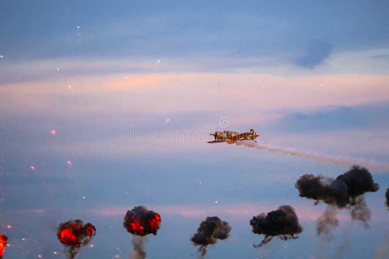 Avion des yaks 52 de l'équipe Iacarii Acrobati exécutant un vol de démonstration avec des effets pyrotechniques chez Timisoara Ai image libre de droits Avion des yaks 52 de l'équipe Iacarii Acrobati exécutant un vol de démonstration avec des effets pyrotechniques chez Timisoara Ai image libre de droits