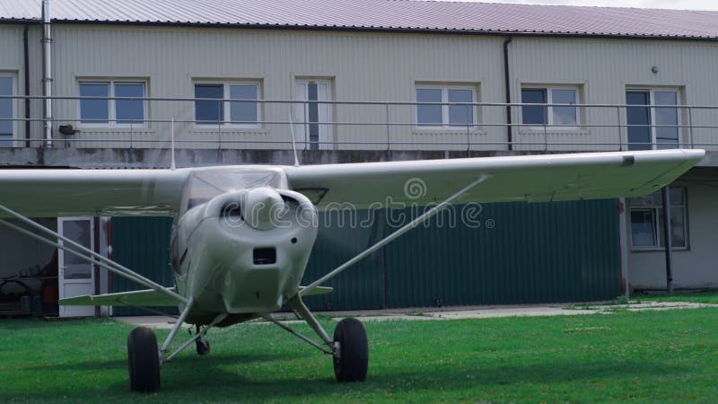 Avion mic care începe accelerația gata de zbor de pe aerodrom. decolare. stock video