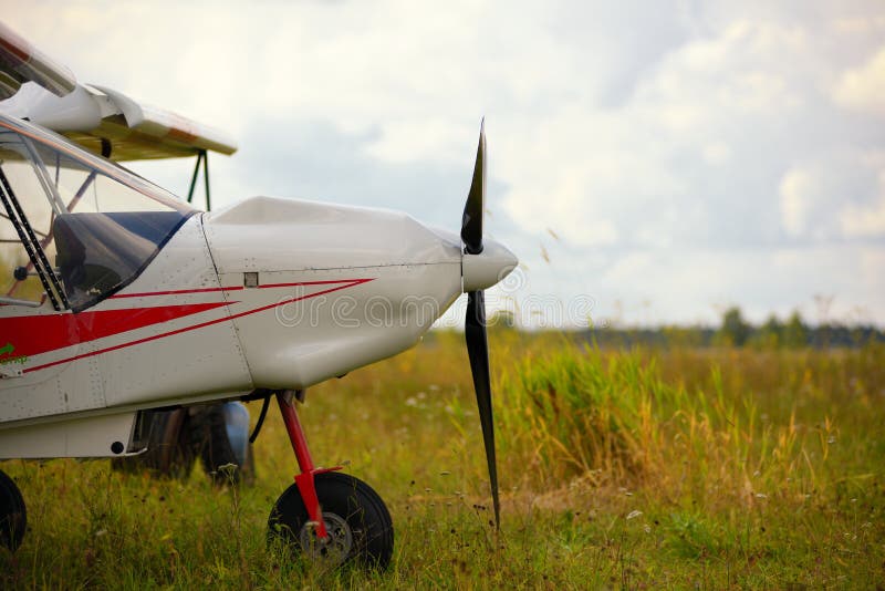 Download Avion Ultra-léger De Poids Sur Un Champ D'herbe Photo stock - Image du zone, aérien: 45351578