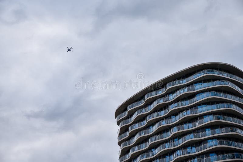 Avion volant au-dessus d'un grand immeuble à Londres photos stock Avion volant au-dessus d'un grand immeuble à Londres photos stock