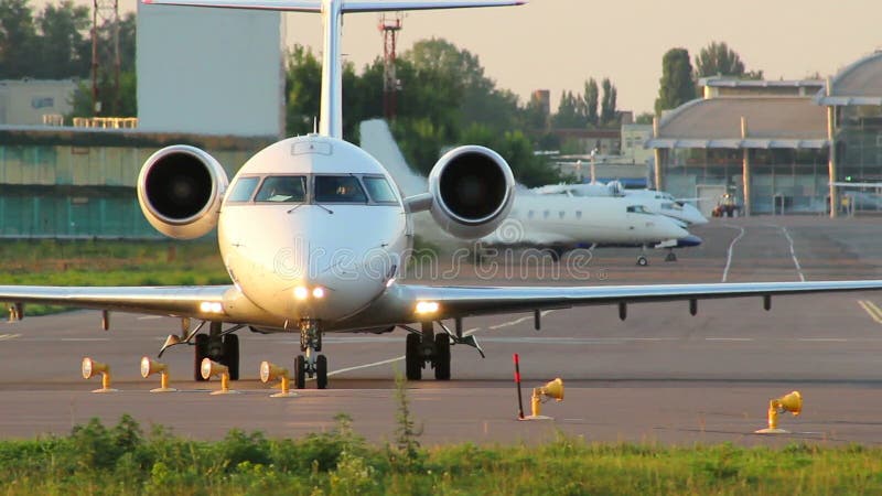 Aviones con los pasajeros que dan vuelta para el despegue final en la oscuridad