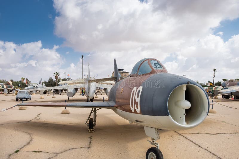Aviones Dassault Mystere IVA, 520 del vintage exhibidos en el museo israelí de la fuerza aérea fotos de archivo libres de regalías Aviones Dassault Mystere IVA, 520 del vintage exhibidos en el museo israelí de la fuerza aérea fotos de archivo libres de regalías