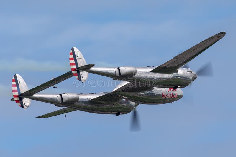 Aviones De Combate De La Segunda Guerra Mundial Del Relámpago De Lockheed  P-38 Actuados Por La Colección De Los Toros Que Vuela Fotografía editorial  - Imagen de hangar, suiza: 141150327
