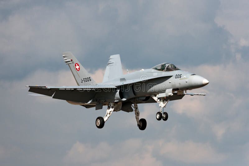 Aviones de combate suizos del avispón de McDonnell Douglas F/A-18C de la fuerza aérea J-5005 en acercamiento a la tierra en RAF W imagenes de archivo Aviones de combate suizos del avispón de McDonnell Douglas F/A-18C de la fuerza aérea J-5005 en acercamiento a la tierra en RAF W imagenes de archivo