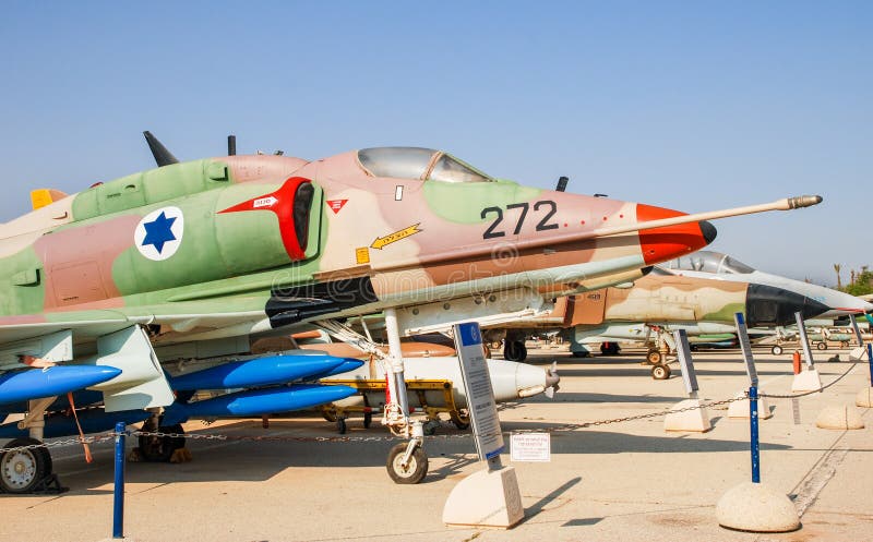 Aviones de Douglas A-4 Skyhawks del vintage exhibidos en el museo israelí de la fuerza aérea imágenes de archivo libres de regalías Aviones de Douglas A-4 Skyhawks del vintage exhibidos en el museo israelí de la fuerza aérea imágenes de archivo libres de regalías