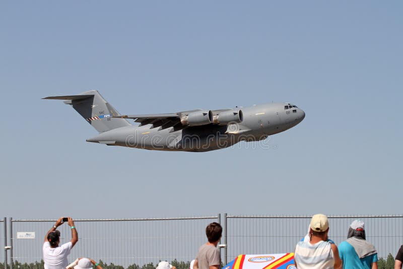 Aviones de paso bajo en el salón aeronáutico de Kecskemét, 08 del C-17 Globemaster 04 fotos de archivo Aviones de paso bajo en el salón aeronáutico de Kecskemét, 08 del C-17 Globemaster 04 fotos de archivo