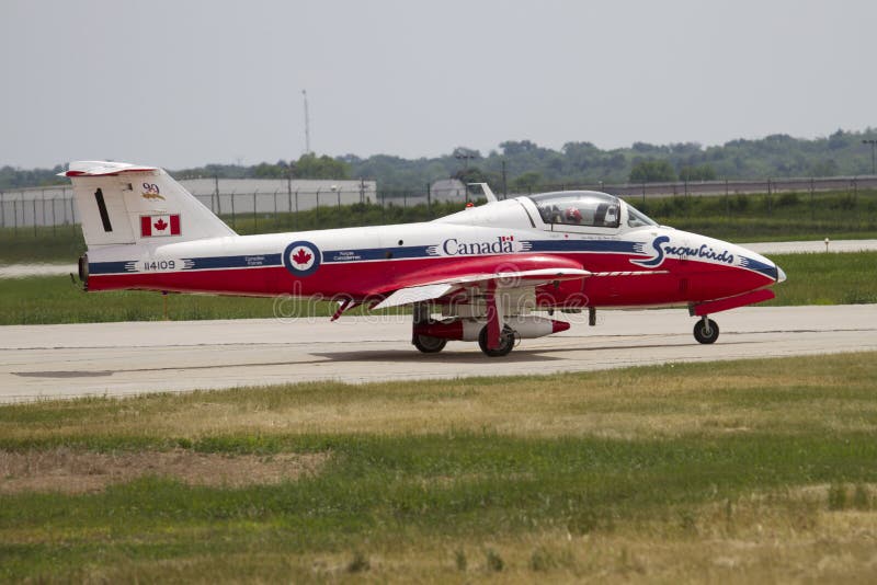 Aviones de reacción de la fuerza aérea real canadiense de snowbirds muestran habilidades de vuelo y aerobacía en el festival anual
