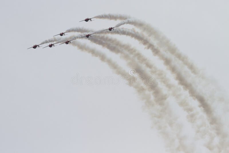 Aviones de reacción de la fuerza aérea real canadiense de snowbirds muestran habilidades de vuelo y aerobacía en el festival anual