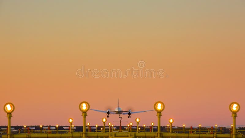 Aviones en puesta del sol