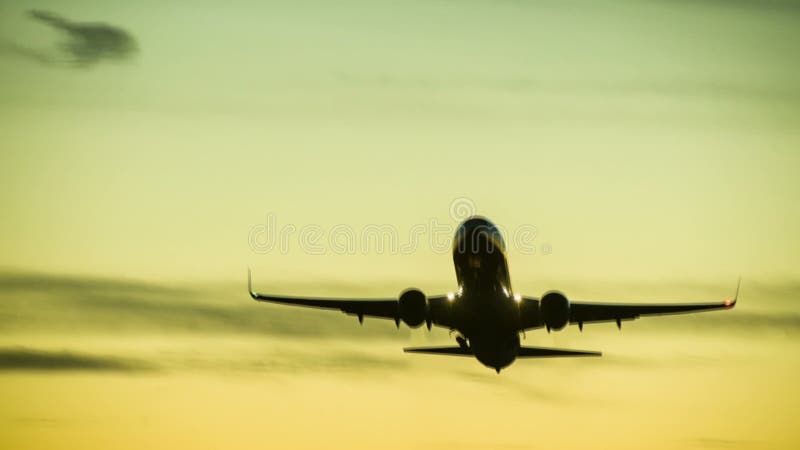 Aviones en puesta del sol