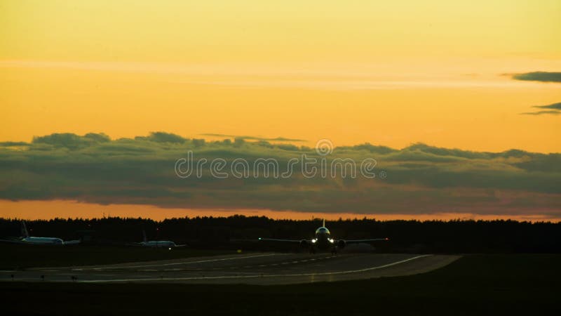 Aviones en puesta del sol