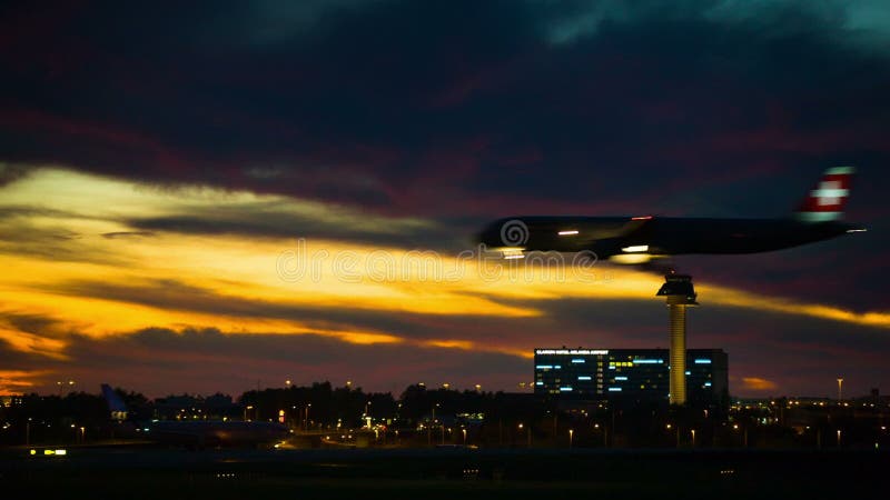 Aviones en puesta del sol