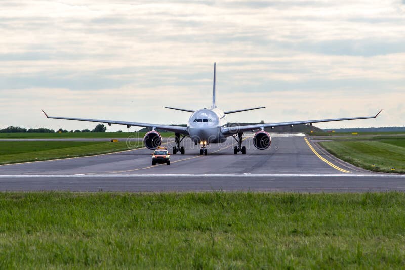 Un Exploitant Avec Un Avion Sans Pilote Sur La Piste Image stock éditorial  - Image du secteur, combat: 219291359