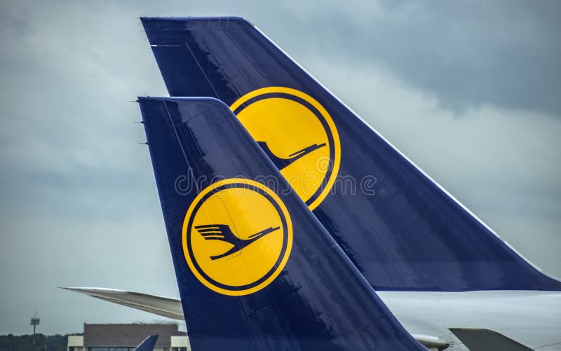 Avions de Lufthansa sur le terminal de l'International A de Francfort photos stock Avions de Lufthansa sur le terminal de l'International A de Francfort photos stock