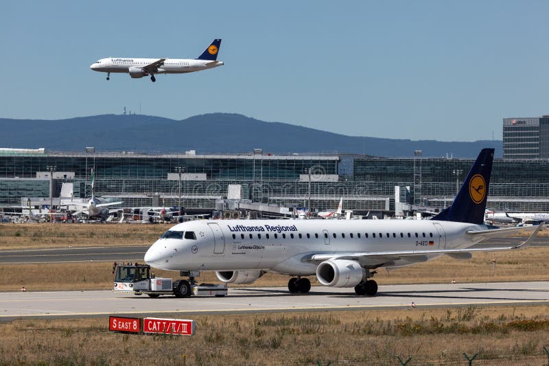 Avions de Lufthansa à l'aéroport de Francfort photographie stock libre de droits Avions de Lufthansa à l'aéroport de Francfort photographie stock libre de droits