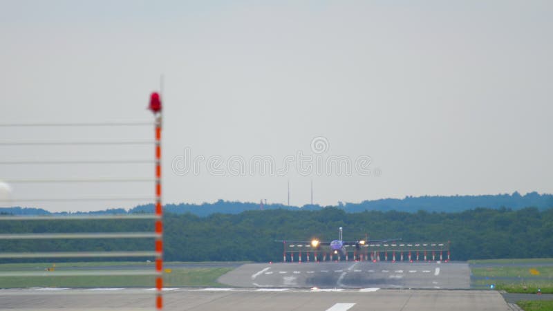 Avions de turbopropulseur s'approchant avant le débarquement