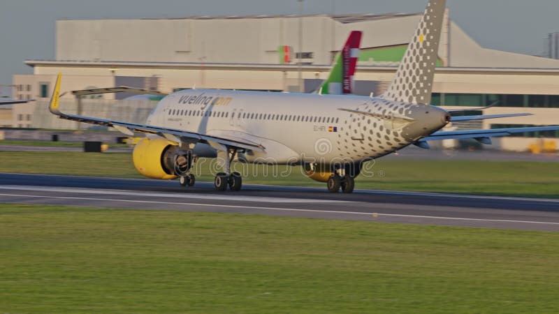 Avions décoller de l'aéroport de Lisbonne avec City Skyline en arrière-plan banque de vidéos