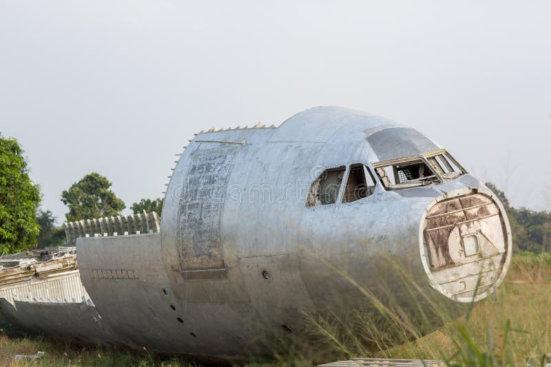 avions faits un atterrissage forcé épave d'avion dans la jungle - vieil avion de propulseur dans la forêt une queue d'avion dans photos stock avions faits un atterrissage forcé épave d'avion dans la jungle - vieil avion de propulseur dans la forêt une queue d'avion dans photos stock