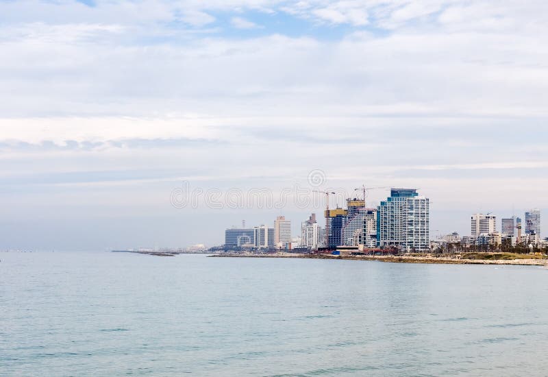 aviv Ισραήλ τηλ Άποψη του περιπάτου του Τελ Αβίβ με τους σύγχρονους ουρανοξύστες κατά μήκος seacoast στοκ εικόνα aviv Ισραήλ τηλ Άποψη του περιπάτου του Τελ Αβίβ με τους σύγχρονους ουρανοξύστες κατά μήκος seacoast στοκ εικόνα