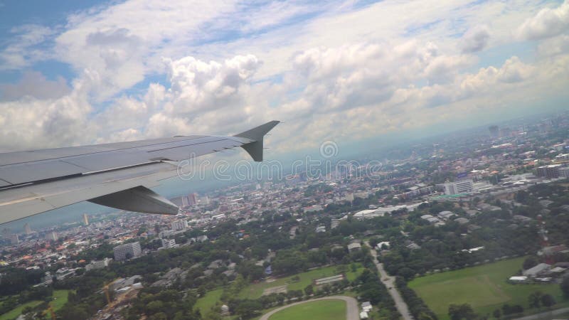 Avião decola da vista do aeroporto chiang mai da janela para a cidade. chiang mai tailândia