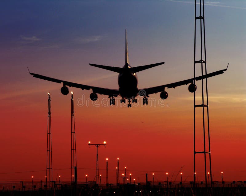 Avião do passageiro e luzes de aterragem imagens de stock Avião do passageiro e luzes de aterragem imagens de stock