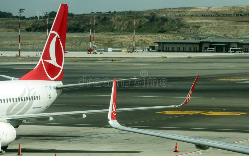 Avión comercial TC_JVN de Turkish Airlines y otro atracado en las puertas del Nuevo Aeropuerto de Estambul, Turquía foto de archivo libre de regalías Avión comercial TC_JVN de Turkish Airlines y otro atracado en las puertas del Nuevo Aeropuerto de Estambul, Turquía foto de archivo libre de regalías