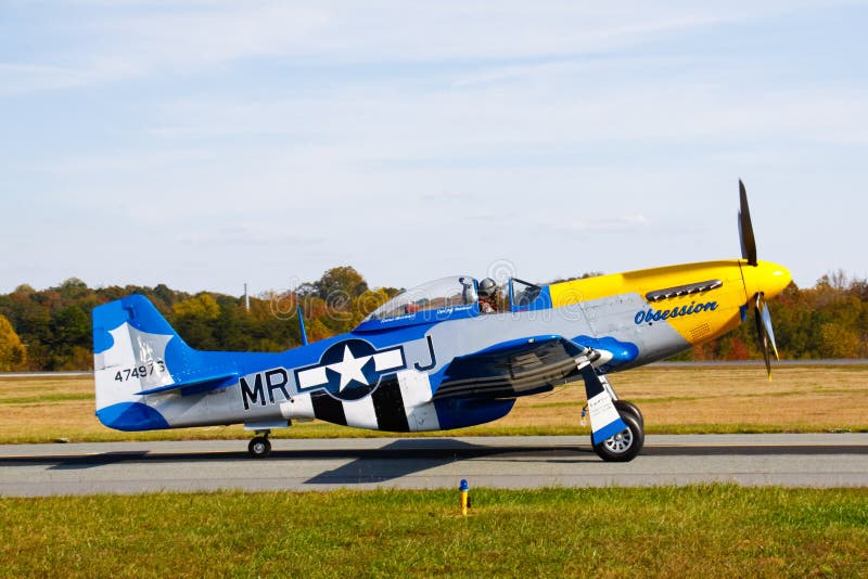 Avión de combate del mustango de P-51D en el cauce foto de archivo