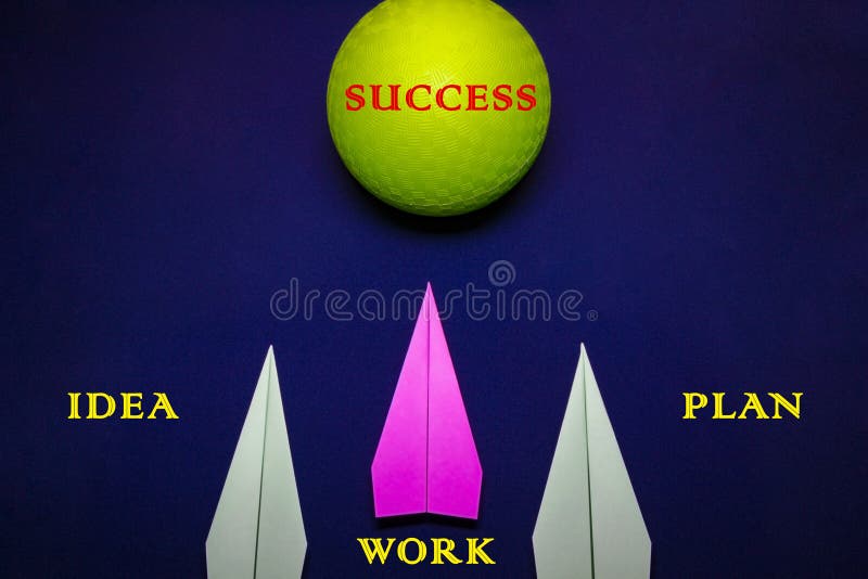 Avión de papel y bola verde en el fondo azul marino, concepto de la idea Trabajo del plan de la idea al éxito imágenes de archivo libres de regalías Avión de papel y bola verde en el fondo azul marino, concepto de la idea Trabajo del plan de la idea al éxito imágenes de archivo libres de regalías