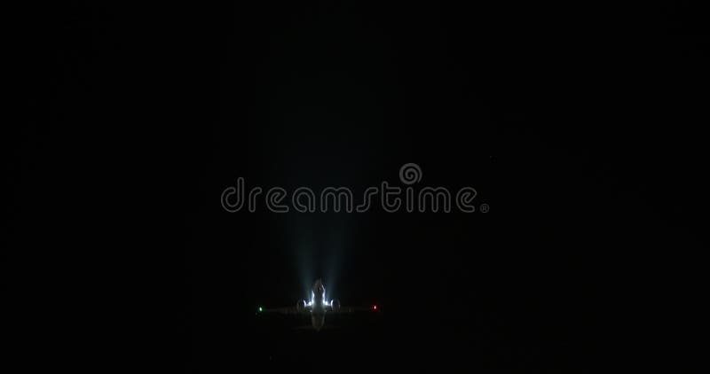 Avión despegando por la noche