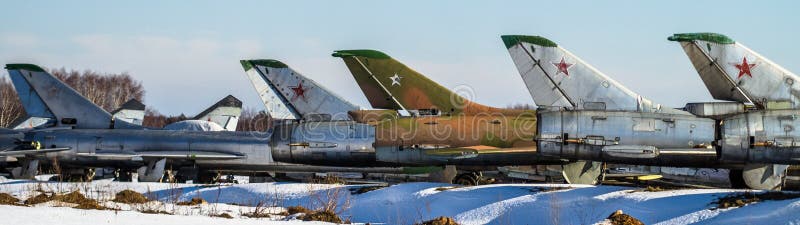 Aviões de combate soviéticos no parque de estacionamento ilustração stock