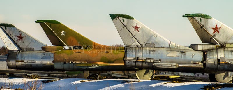 Aeronaves de combate soviéticas no estacionamento ilustração royalty free