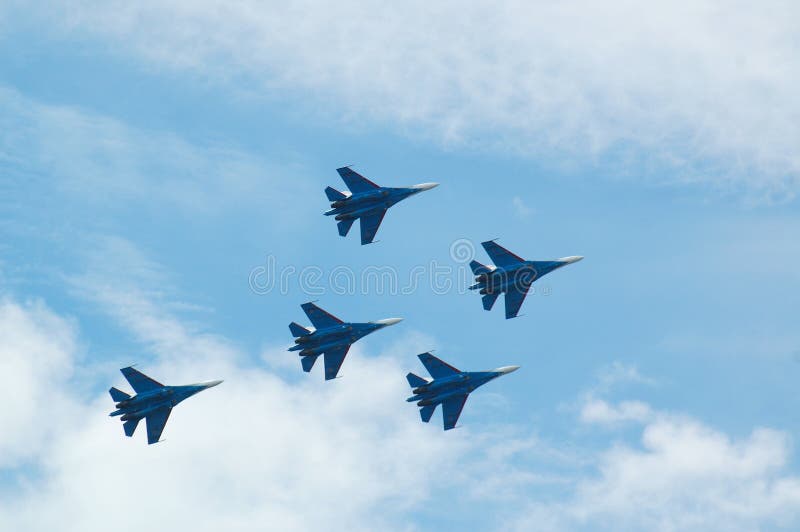 Aviões de lutador do jato de Sukhoi Su-37 no céu azul