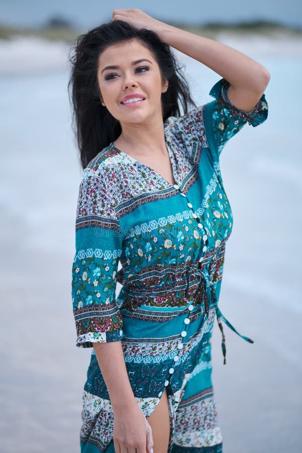 Avkopplad flicka som andas ny luft, emotionell sexig modell Near The Sea arkivbilder Avkopplad flicka som andas ny luft, emotionell sexig modell Near The Sea arkivbilder