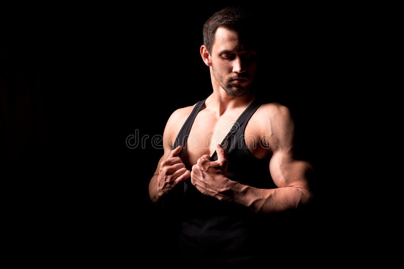 avkoppling för pilates för bollbegreppskondition Muskulös och sexig torso av den unga mannen som har den perfekta manliga snygga arkivbild avkoppling för pilates för bollbegreppskondition Muskulös och sexig torso av den unga mannen som har den perfekta manliga snygga arkivbild
