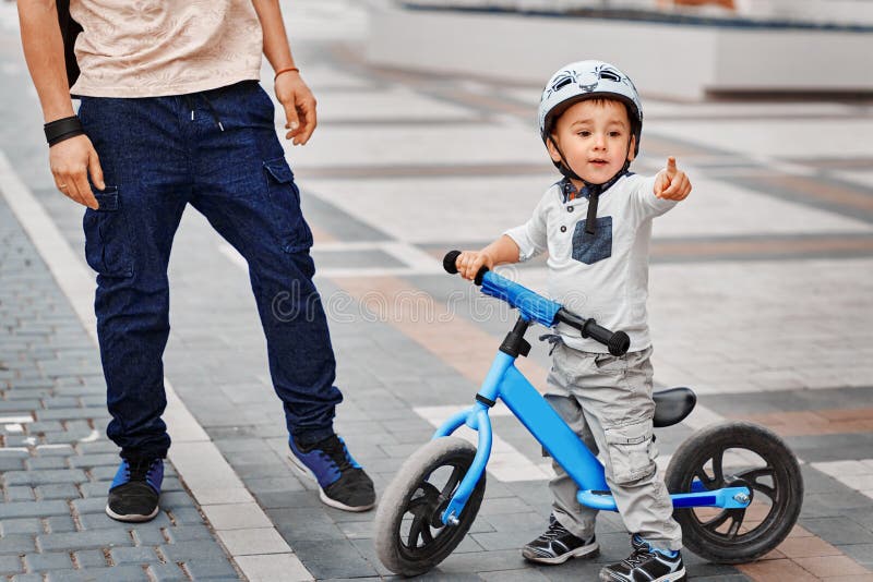 Avla att undervisa hans son att rida en cykel arkivfoton Avla att undervisa hans son att rida en cykel arkivfoton