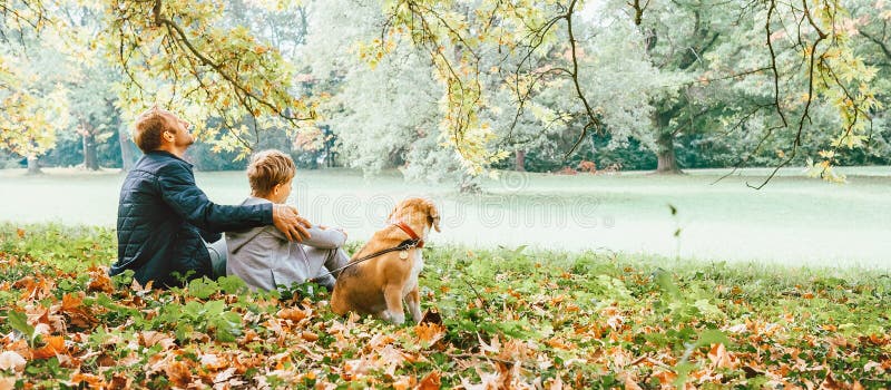 Avla med sonen går med beaglehunden och tycker om varm höstdag royaltyfria foton Avla med sonen går med beaglehunden och tycker om varm höstdag royaltyfria foton