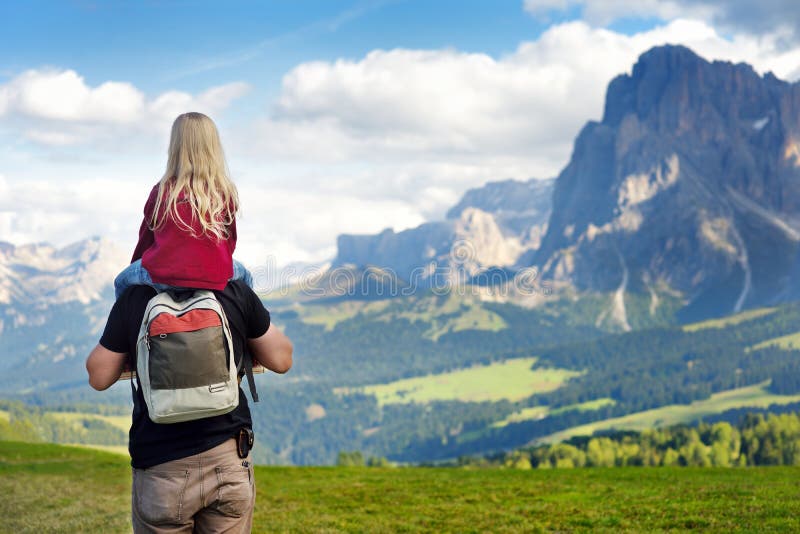 Avla och hans lilla dotter som beundrar en sikt av Seiser Alm, den största alpina ängen för hög höjd i Europa, Italien fotografering för bildbyråer Avla och hans lilla dotter som beundrar en sikt av Seiser Alm, den största alpina ängen för hög höjd i Europa, Italien fotografering för bildbyråer