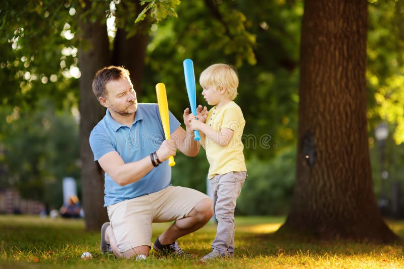 Avla, och hans son som spelar baseball parkerar in royaltyfri foto Avla, och hans son som spelar baseball parkerar in royaltyfri foto