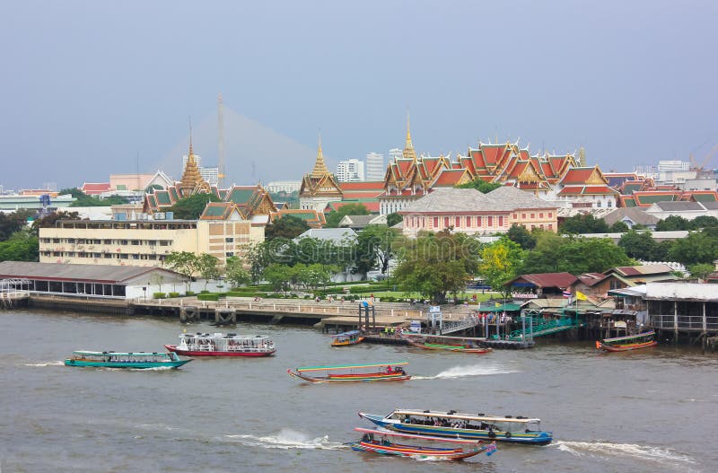 Avlägsen sikt av den storslagna slottwhiten Chao Phraya River i Bangkok royaltyfria bilder Avlägsen sikt av den storslagna slottwhiten Chao Phraya River i Bangkok royaltyfria bilder